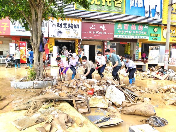 融可赢配 校地同心抗洪，“双百行动”驻怀集服务队冲锋一线