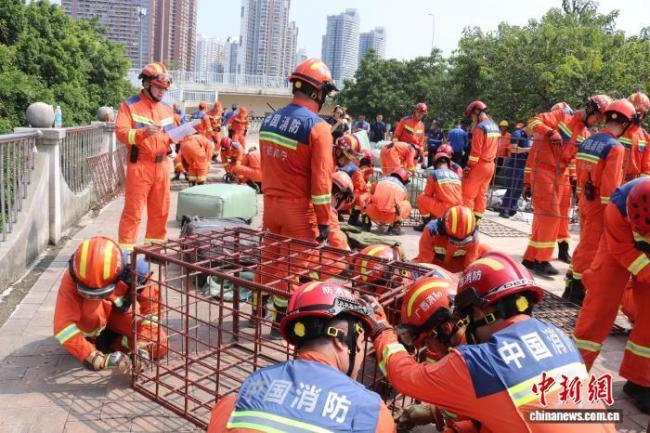 郁江南宁水文站将迎洪峰 邕江堤防紧急加固中