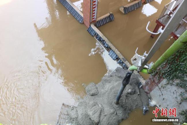 郁江南宁水文站将迎洪峰 邕江堤防紧急加固中